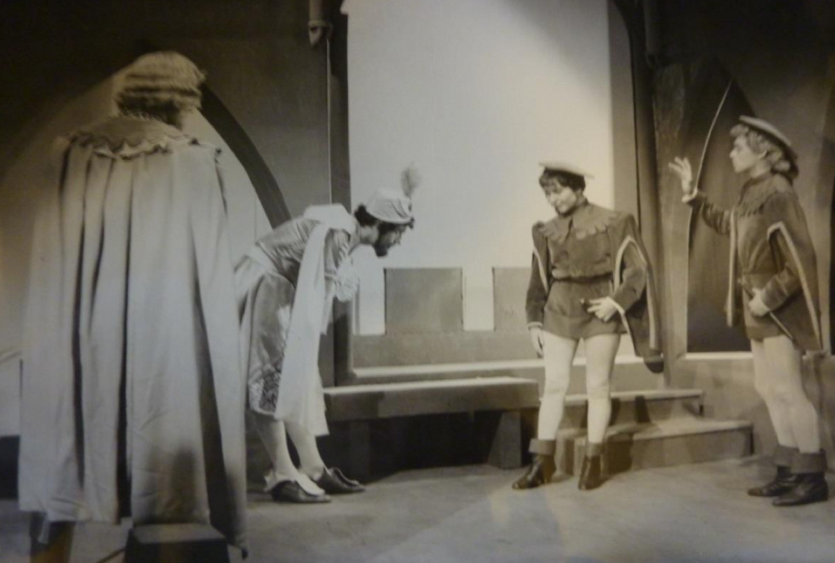 První premiérou České scény byla v roce 1945 Noc na Karlštejně